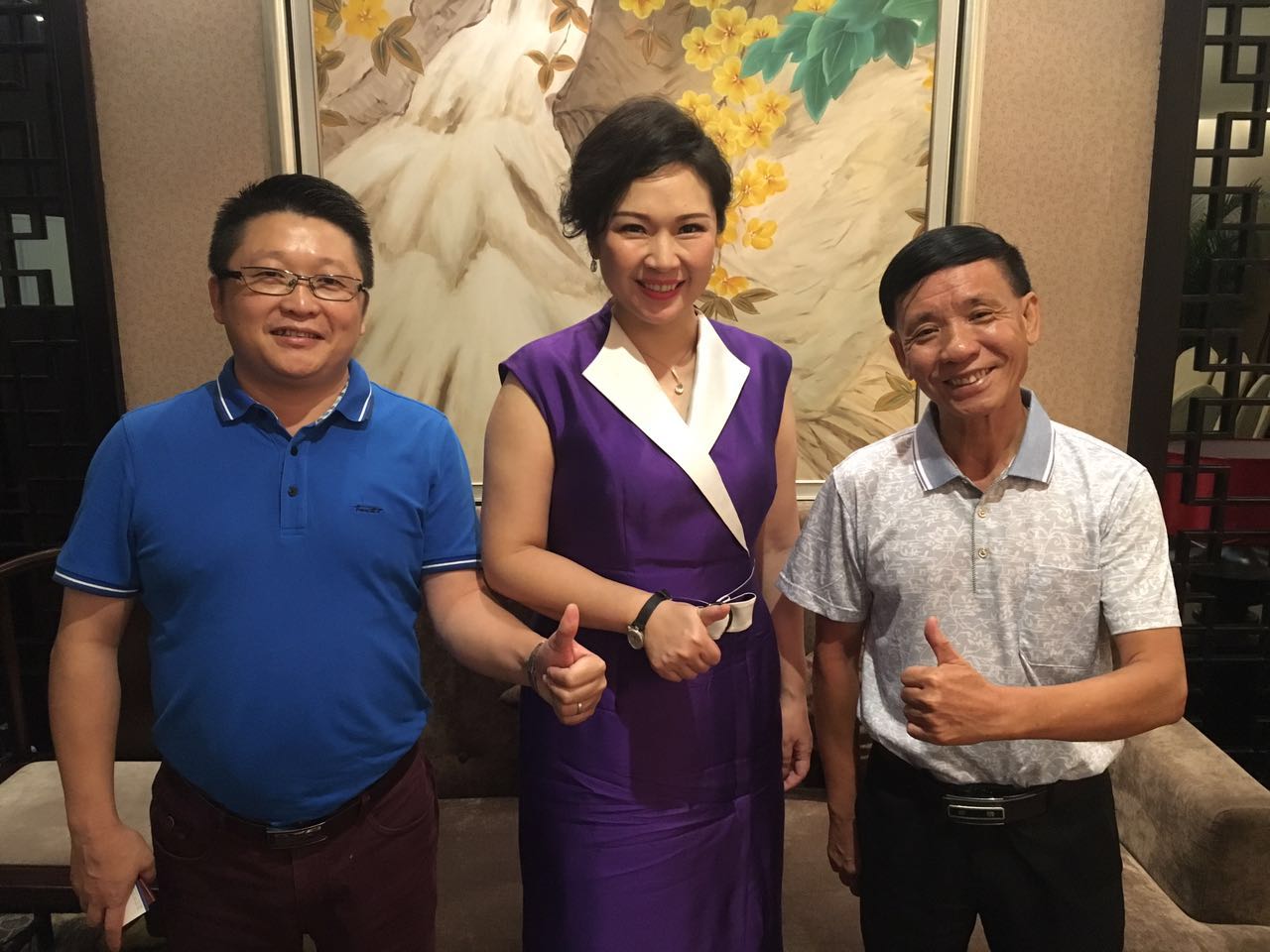 漆强化工总经理张文与兰芳、胡景钊合影