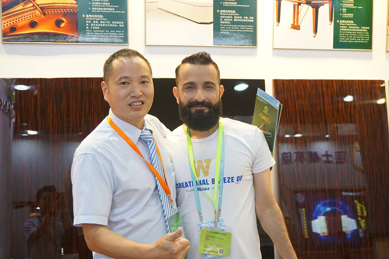 漆强化工携&ldquo;可以当镜子&rdquo;的亮光漆闪耀智慧建材家居展