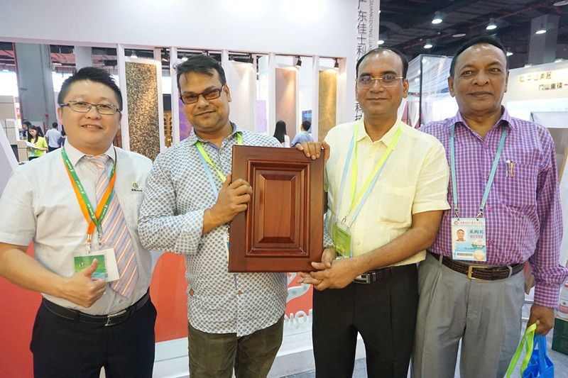 漆强化工携&ldquo;可以当镜子&rdquo;的亮光漆闪耀智慧建材家居展2